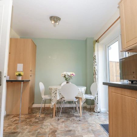 Sutton Court Villa Тирск Екстериор снимка