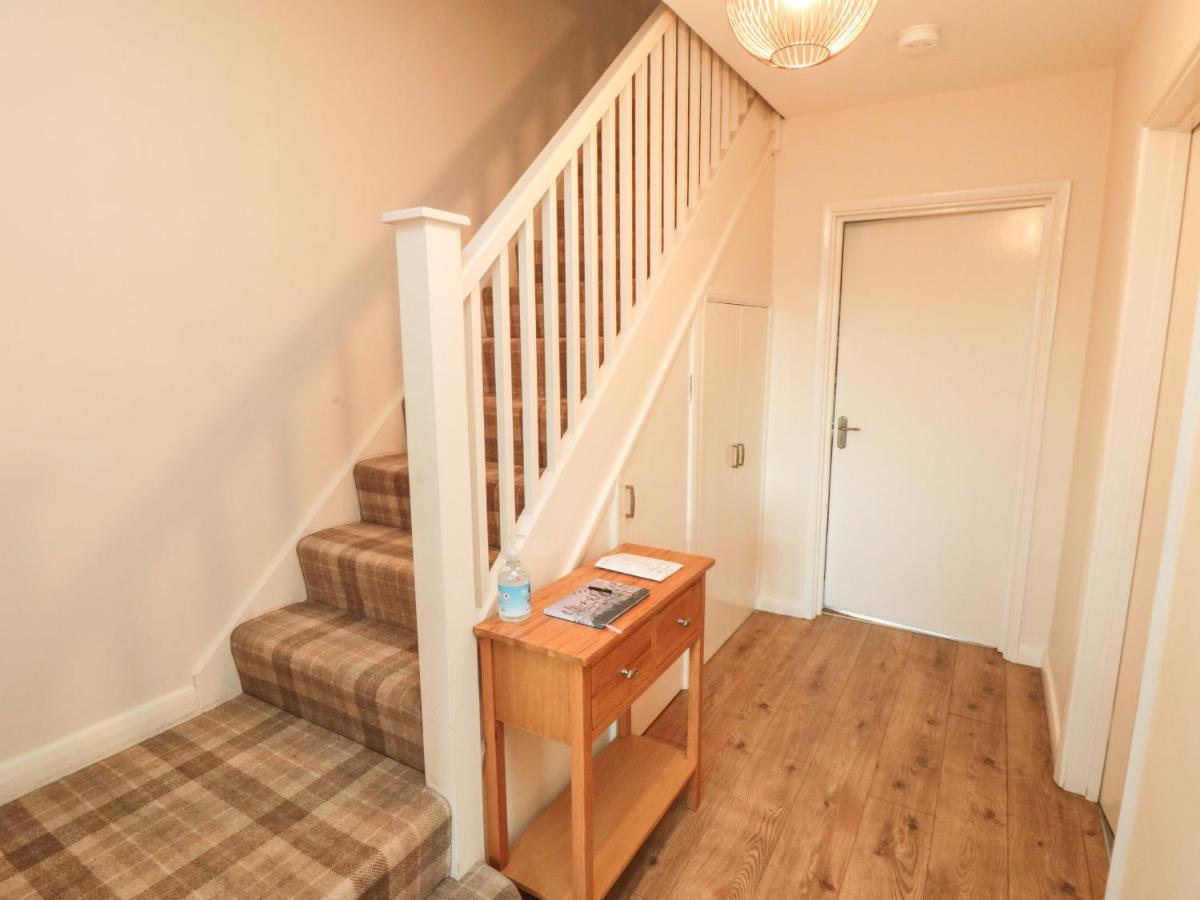 Sutton Court Villa Тирск Екстериор снимка