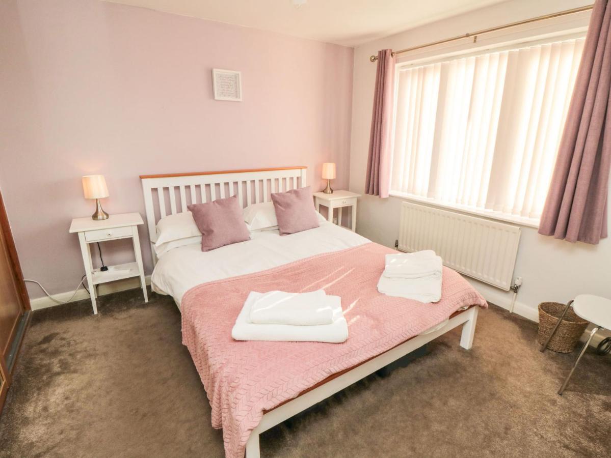 Sutton Court Villa Тирск Екстериор снимка