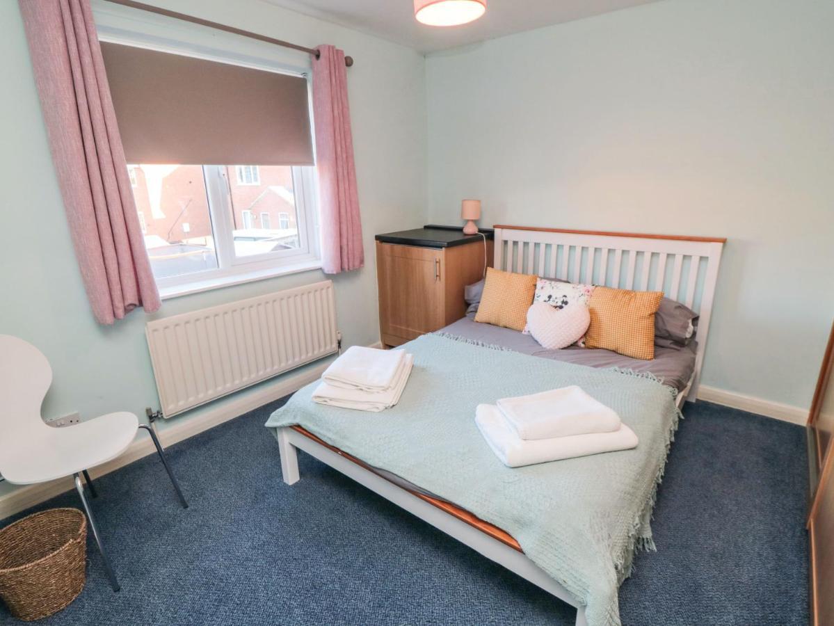 Sutton Court Villa Тирск Екстериор снимка