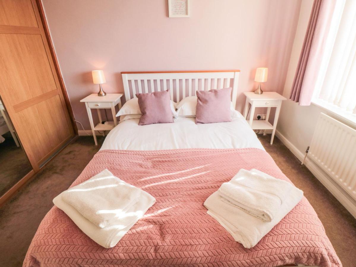 Sutton Court Villa Тирск Екстериор снимка