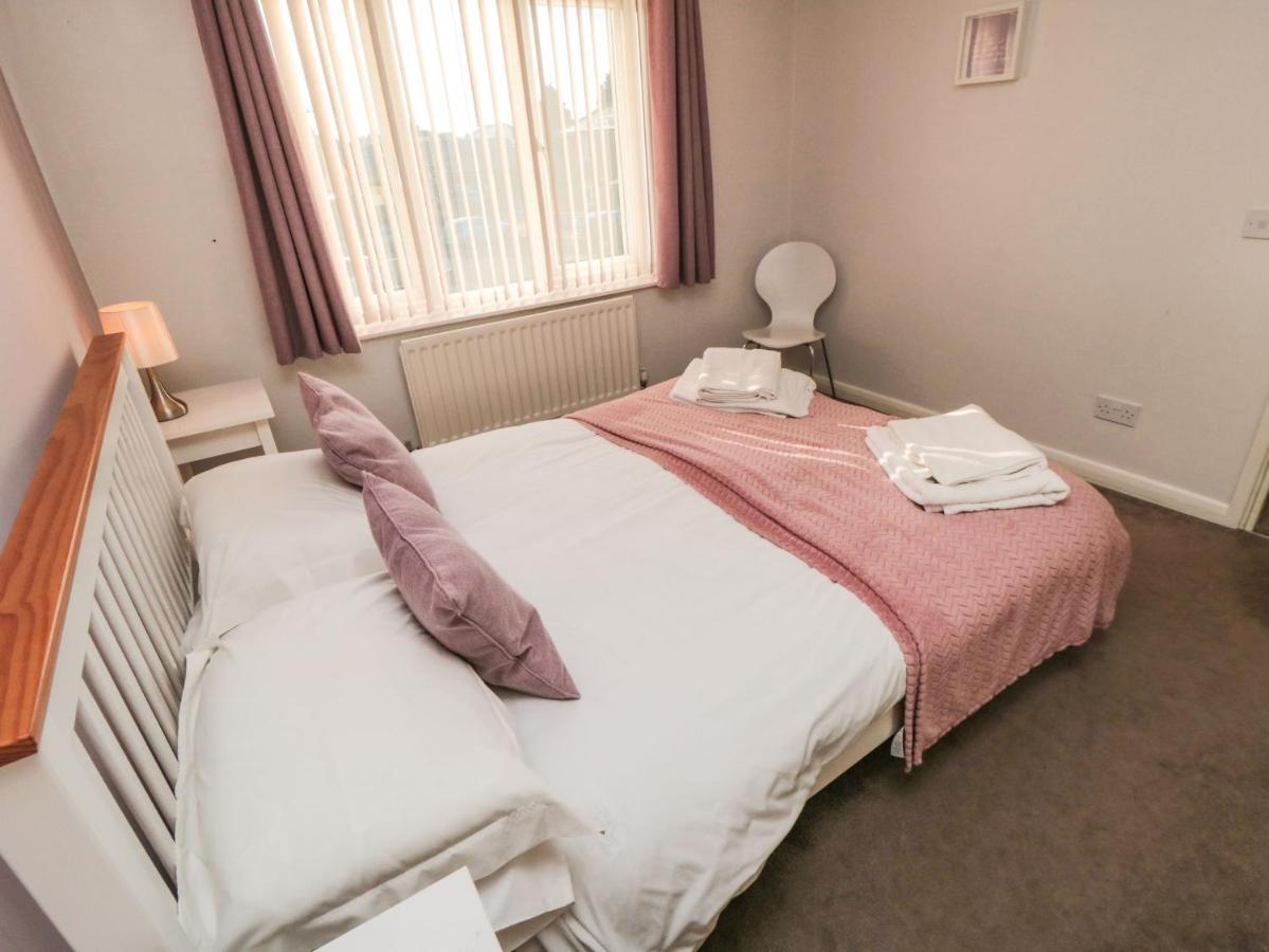 Sutton Court Villa Тирск Екстериор снимка
