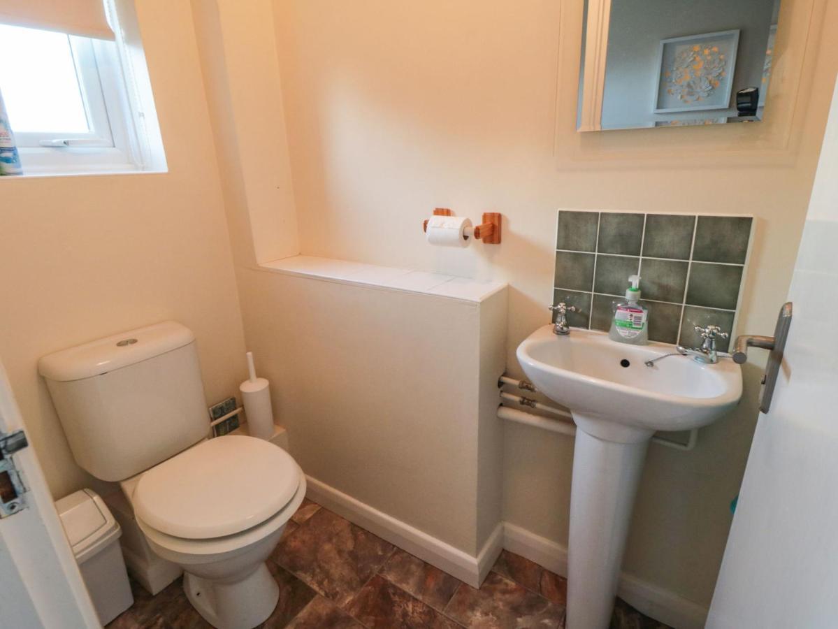 Sutton Court Villa Тирск Екстериор снимка
