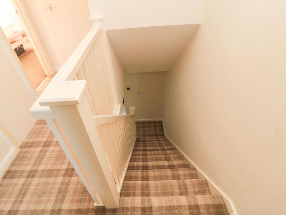 Sutton Court Villa Тирск Екстериор снимка