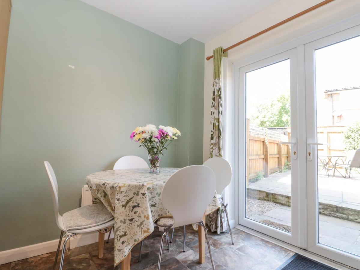 Sutton Court Villa Тирск Екстериор снимка