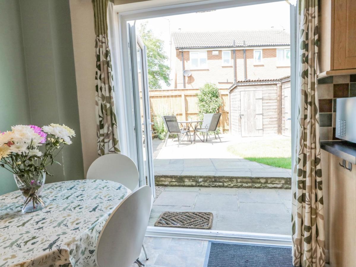 Sutton Court Villa Тирск Екстериор снимка