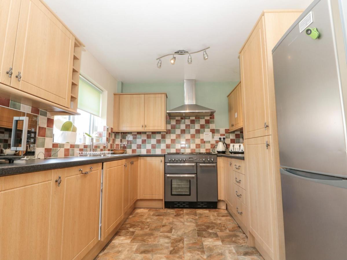 Sutton Court Villa Тирск Екстериор снимка