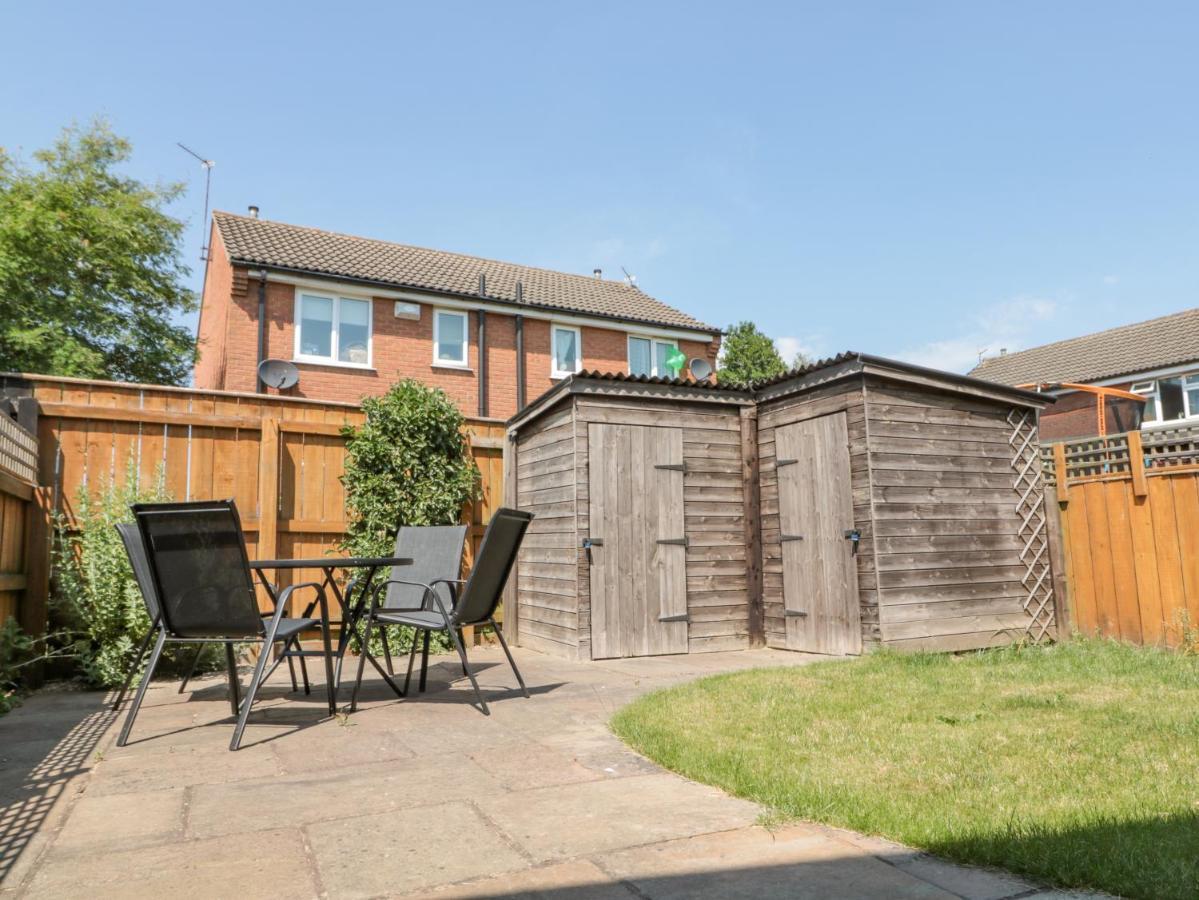 Sutton Court Villa Тирск Екстериор снимка