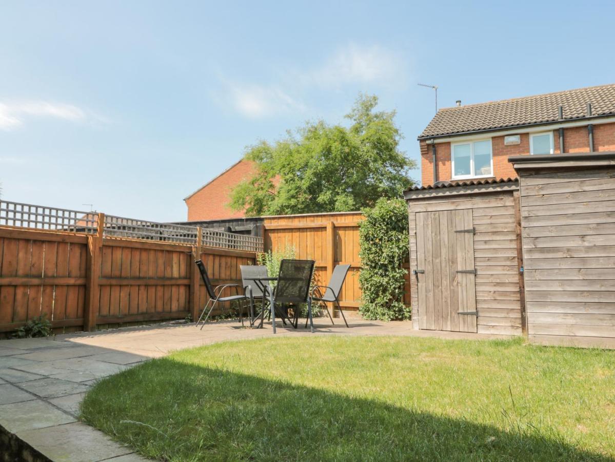 Sutton Court Villa Тирск Екстериор снимка